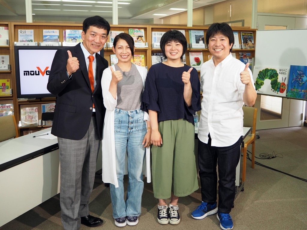 ▲ 写真左から大谷さん、下関短期大学2年の冨田春菜さん、同・伊藤好香さん、弊社代表・北尾 a ムーブマン・ネオ MC ヤスベェ 大谷泰彦 a